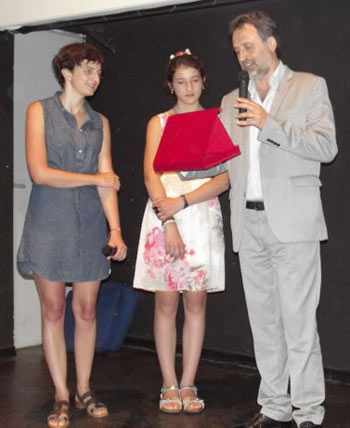 Premiazione regista da parte del sindaco Cimarello