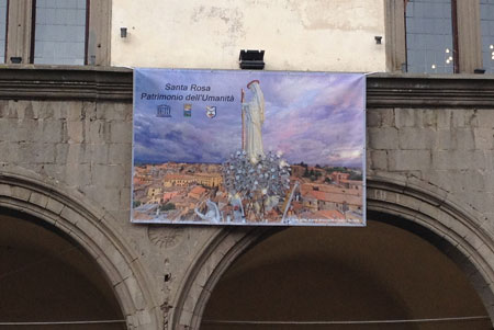 Lo stendardo in Piazza del Plebiscito