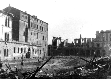 1944. Viterbo, Piazza della Rocca bombardata (Archivio Mauro Galeotti)